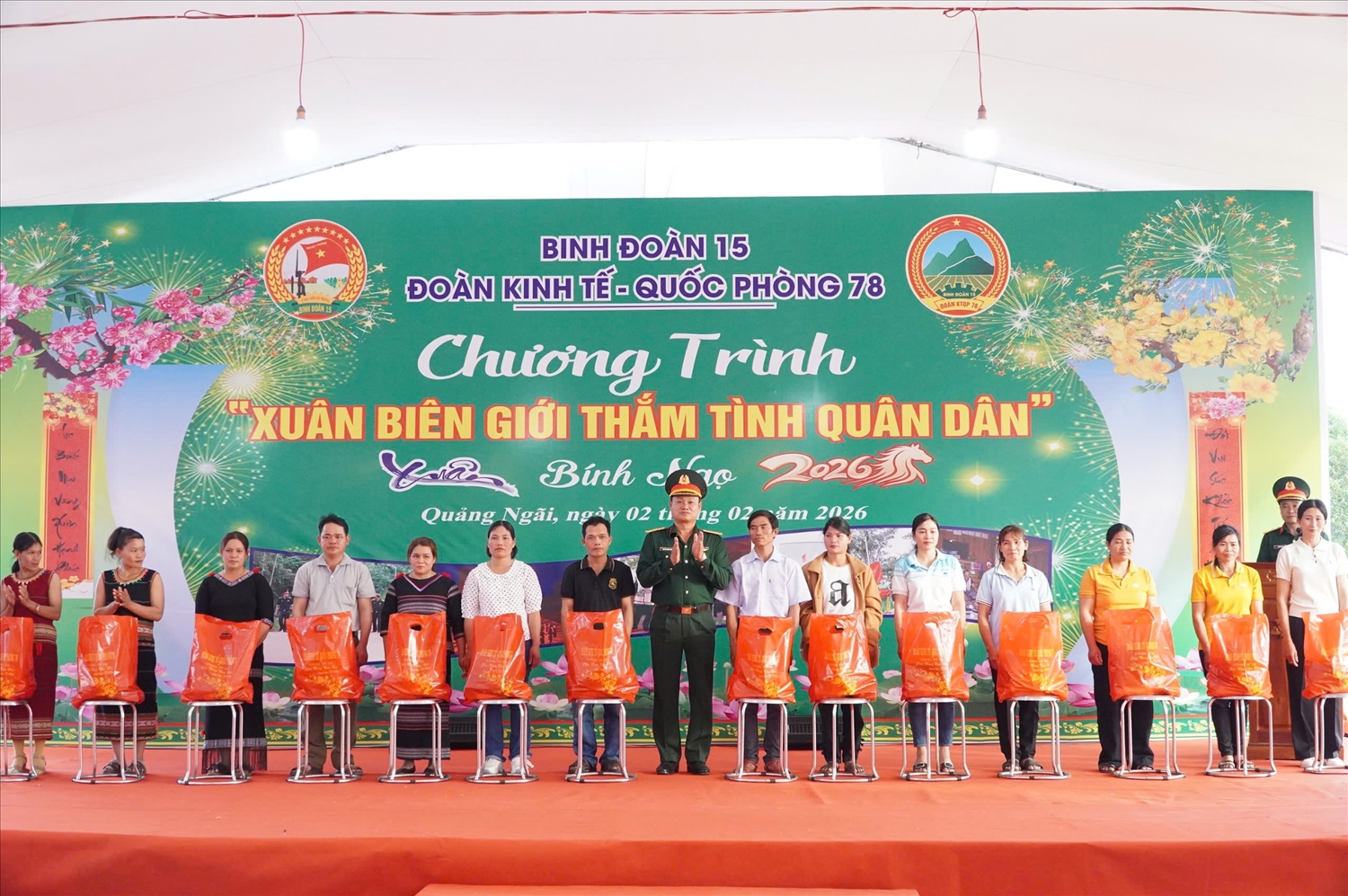 Binh đoàn 15 và Đoàn Kinh tế - Quốc phòng 78 trao quà cho Nhân dân xã Mô Rai