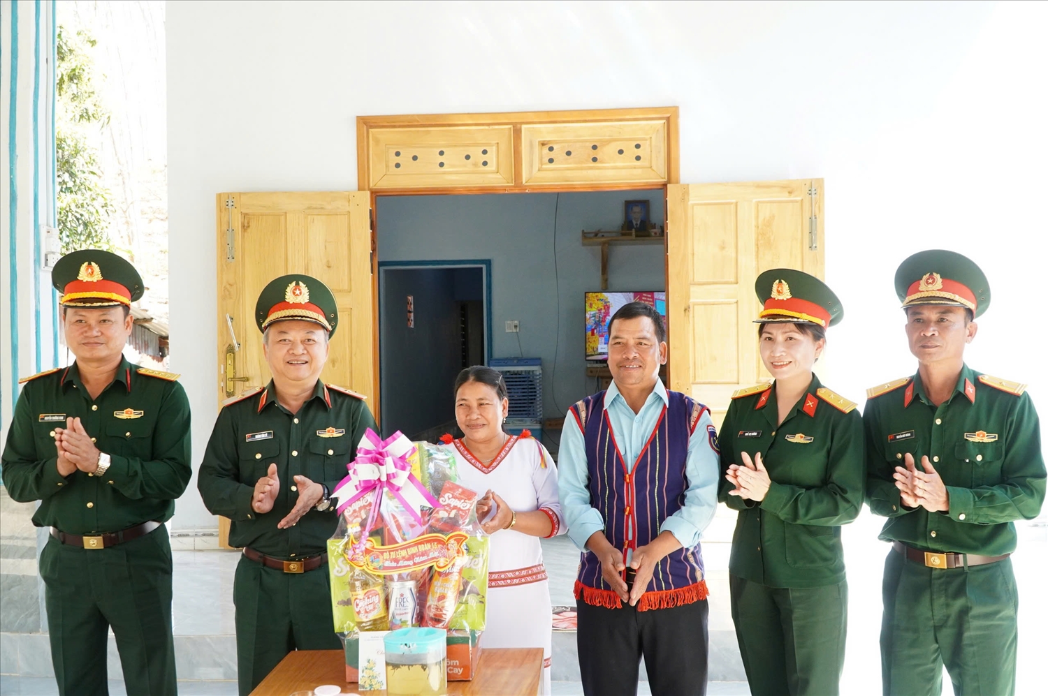 Binh đoàn 15 và Đoàn Kinh tế - Quốc phòng 78 đến thăm, chúc Tết và tặng quà các gia đình chính sách