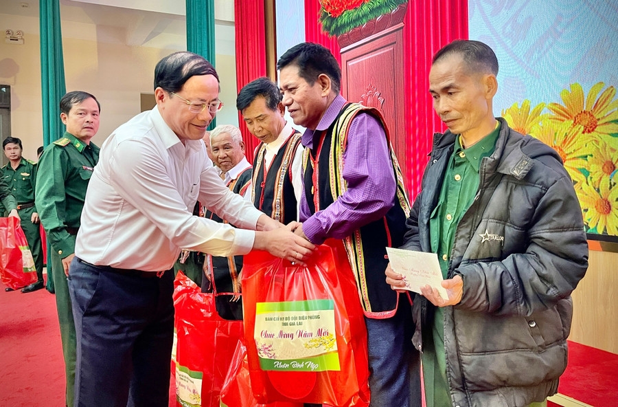 Ủy viên Ban Chấp hành Trung ương Đảng, Phó Bí thư Tỉnh ủy, Chủ tịch UBND tỉnh Gia Lai Phạm Anh Tuấn tặng quà cho các già làng, Người uy tín 