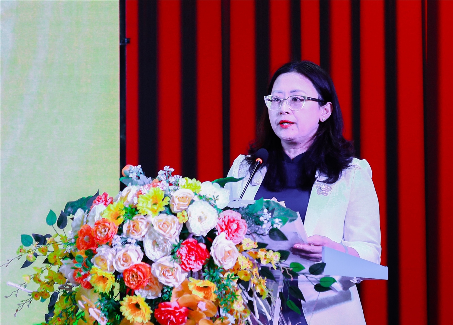 Bà Giàng Thị Dung, Phó Bí thư Tỉnh ủy, Chủ tịch Ủy ban Mặt trận Tổ quốc Việt Nam tỉnh Lào cai phát biểu tại Hội nghị (ảnh Trọng Bảo))