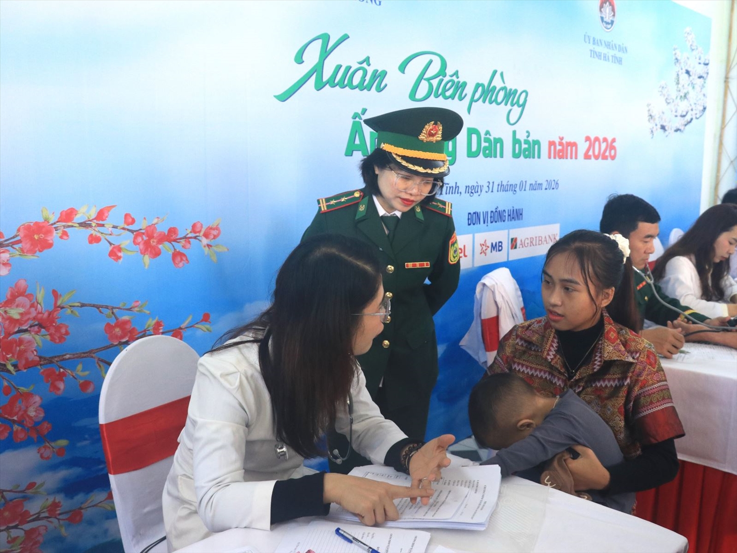 Đồng bào dân tộc Chứt được BĐBP khám bệnh, cấp phát thuốc miễn phí tại Chương trình Xuân biên phòng ấm lòng dân bản năm 2026