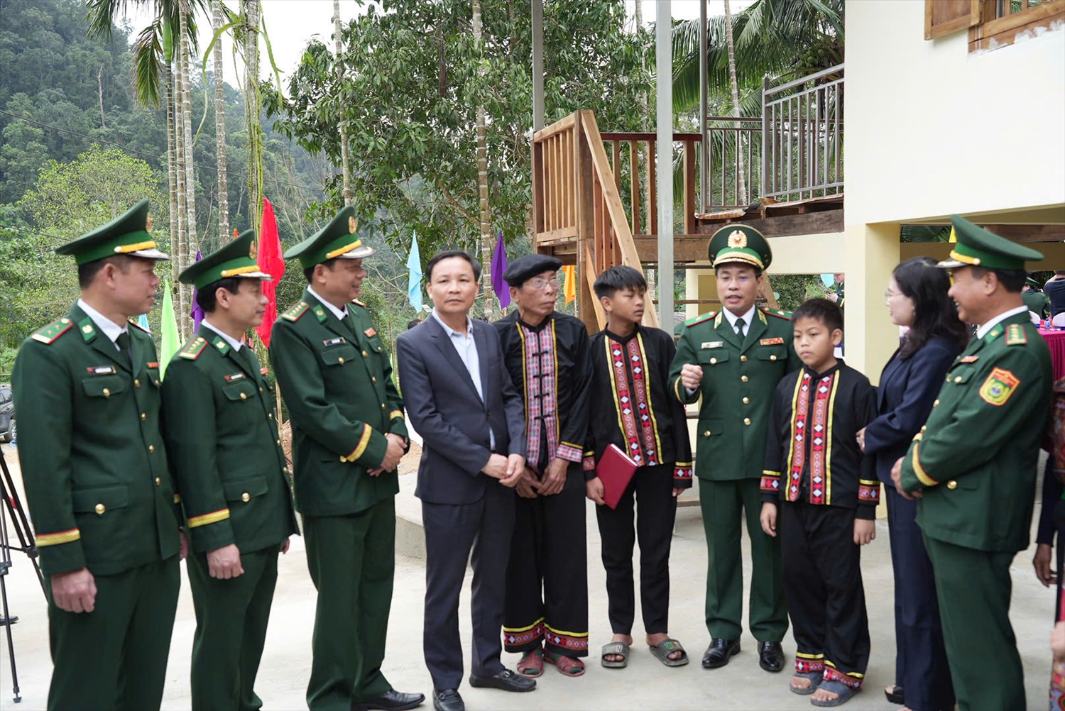 Sau khi được chính quyền và bộ đội vận động đưa về định cư, hỗ trợ làm nhà, sản xuất, chăm sóc sức khỏe, đời sống bà con nay đã cơ bản ổn định