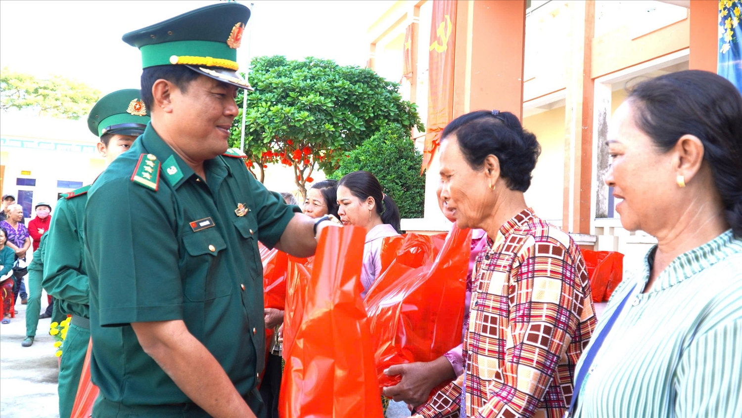Thượng tá Danh Kim Huôl, Chính trị viên Đồn Biên phòng Phú Mỹ, trao quà Tết cho người dân. 