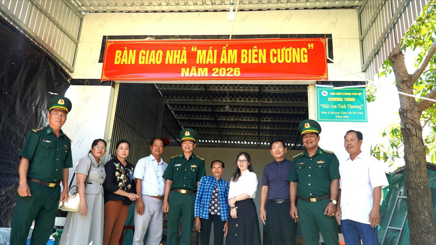 Đồn Biên phòng Phú Mỹ và nhà tài trợ bàn giao nhà Mái ấm tình thương cho bà Thị Pích, ấp Trà Phọt, xã Giang Thành