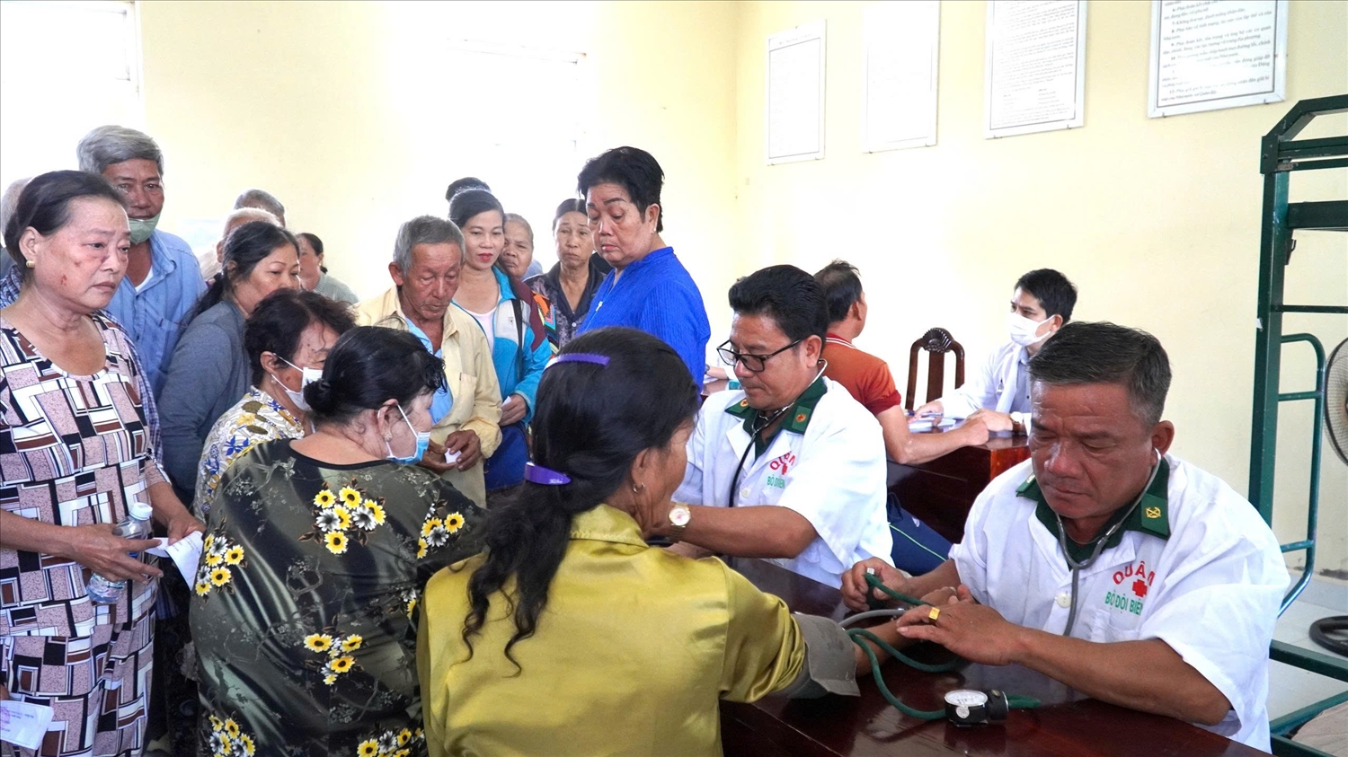 Đồn Biên phòng Phú Mỹ phối hợp với Phòng khám Đa khoa Vạn Phước tổ chức khám bệnh và cấp phát thuốc miễn phí cho người dân