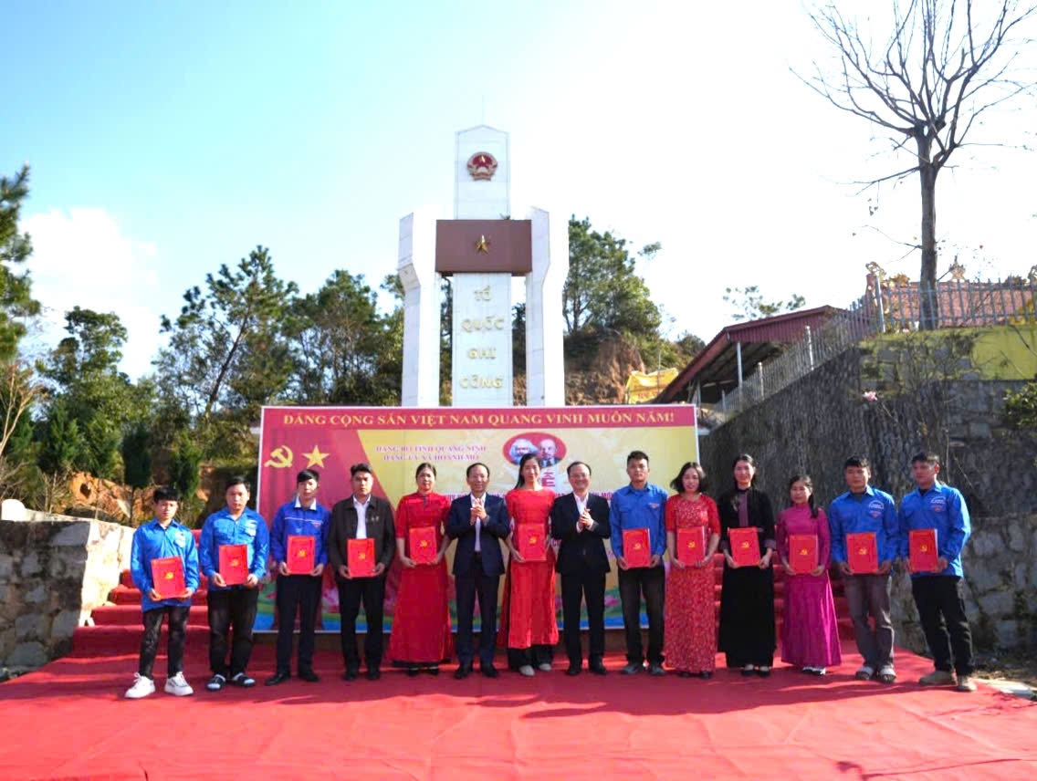 Đảng ủy xã Hoành Mô kết nạp 12 đảng viên là người DTTS