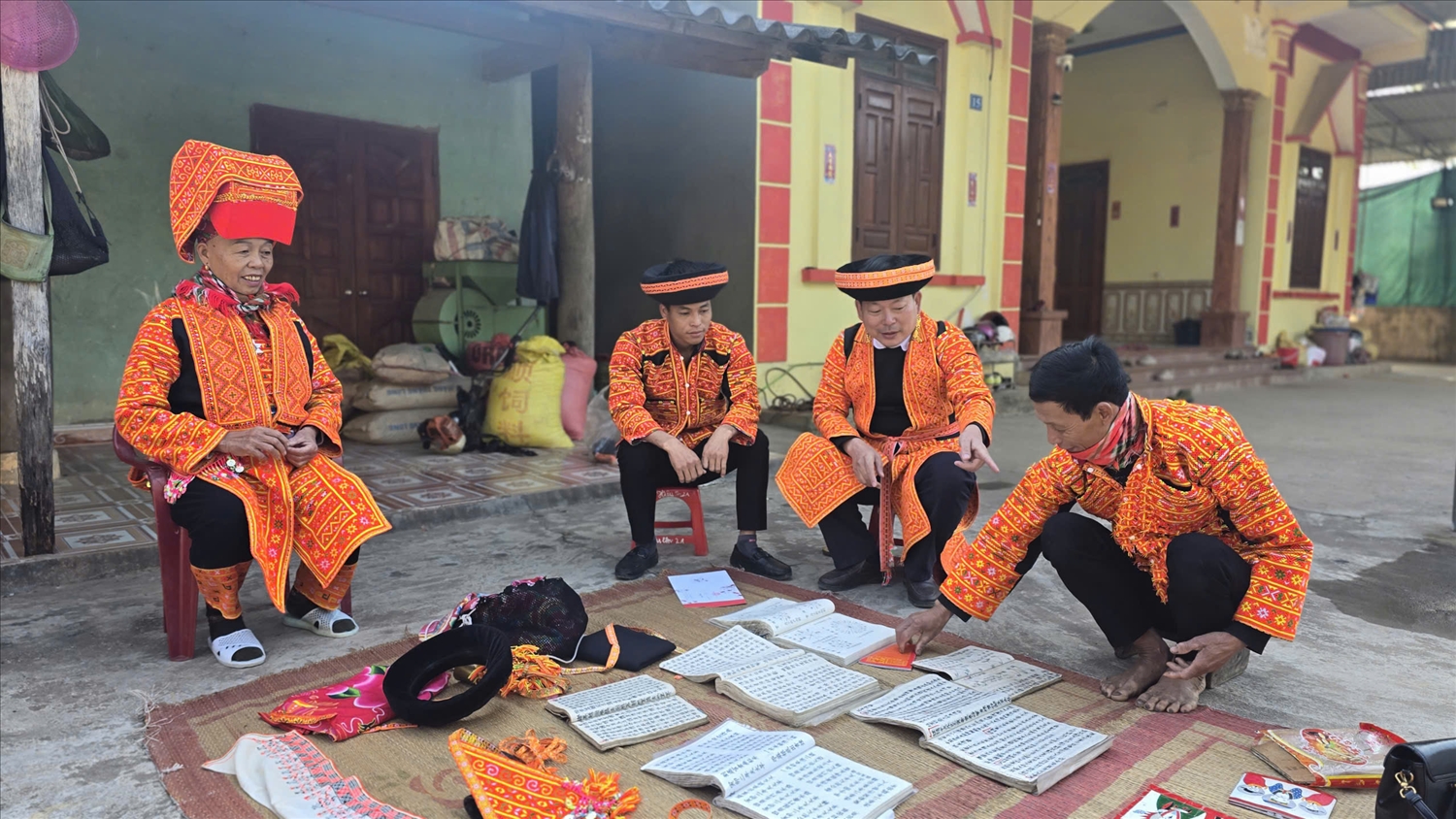 Họ cùng nhau quây quần ngày Tết. Ảnh: Mỹ Dung