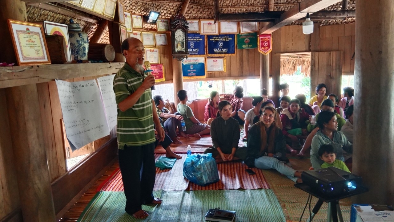 Phát huy vai trò của già làng, những Người có uy tín, lực lượng làm công tác dân số địa phương để phổ biến pháp luật đến với người dân ở các bản, làng