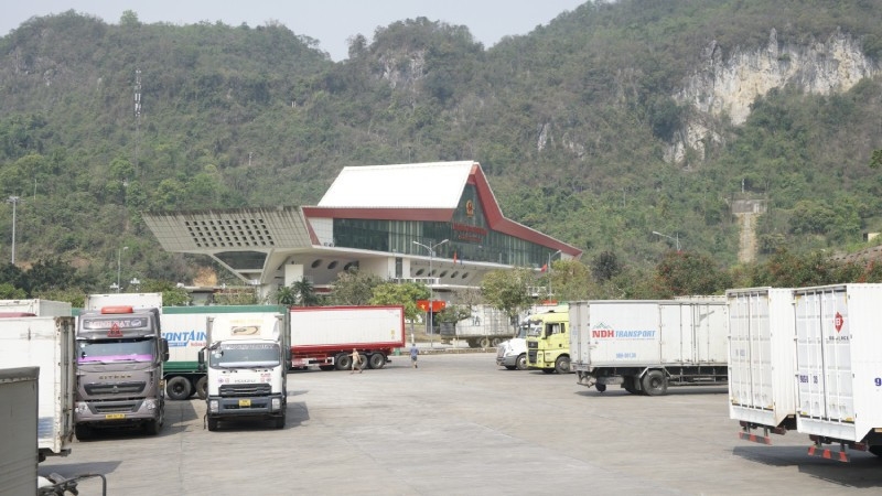 Các phương tiện xuất nhập khẩu tại Cửa khẩu quốc tế Hữu Nghị, tỉnh Lạng Sơn (Ảnh: MH)