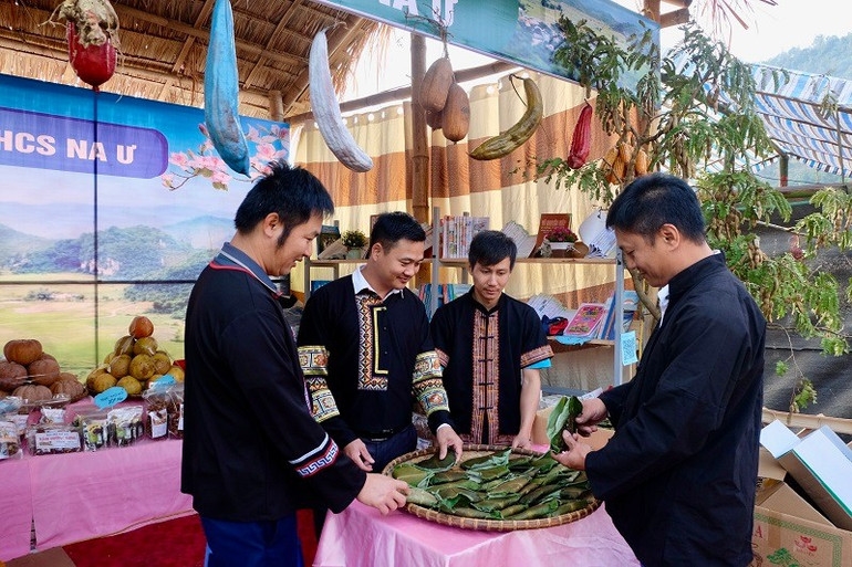 Nhiều sản phẩm truyền thống của đồng bào dân tộc H'Mông được bà con làm trong dịp Tết cổ truyền để mời khách.