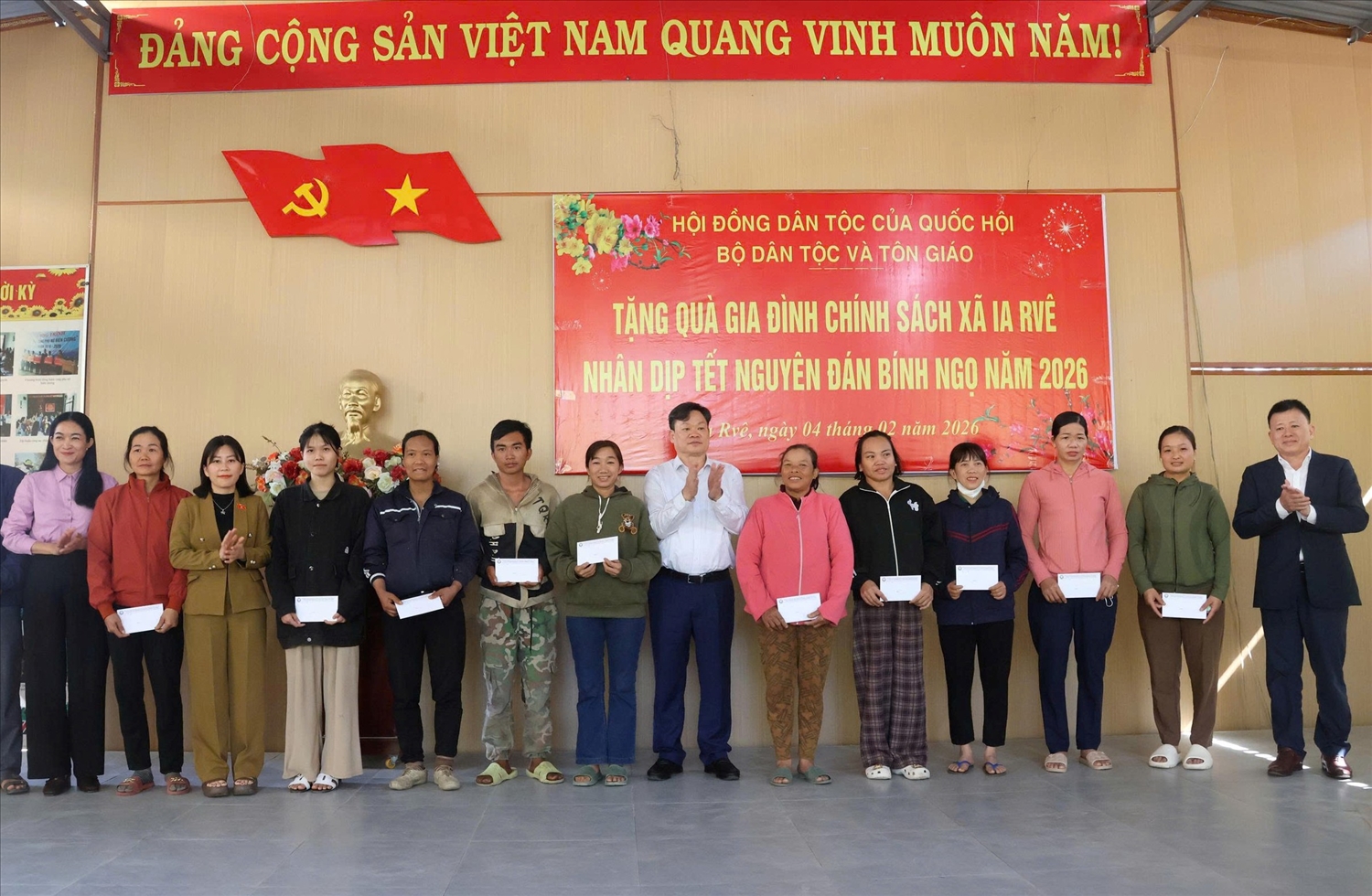 Đoàn công tác tặng quà hộ nghèo DTTS xã biên giới Ia Rvê