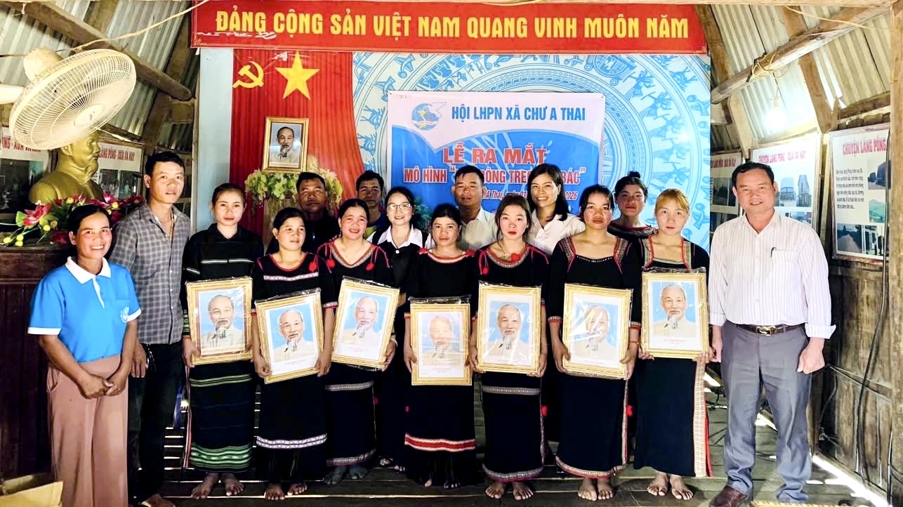 Ban tổ chức trao tặng 30 ảnh Bác Hồ cho các thành viên tham gia mô hình