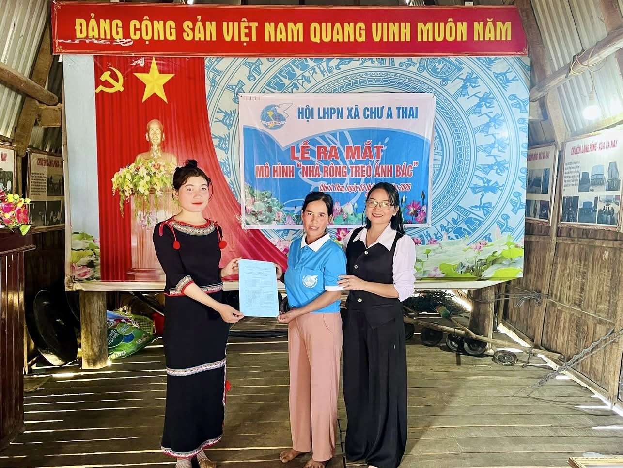 Ban tổ chức trao quyết định thành lập mô hình “Nhà rông treo ảnh Bác” tại làng Pông với 30 thành viên