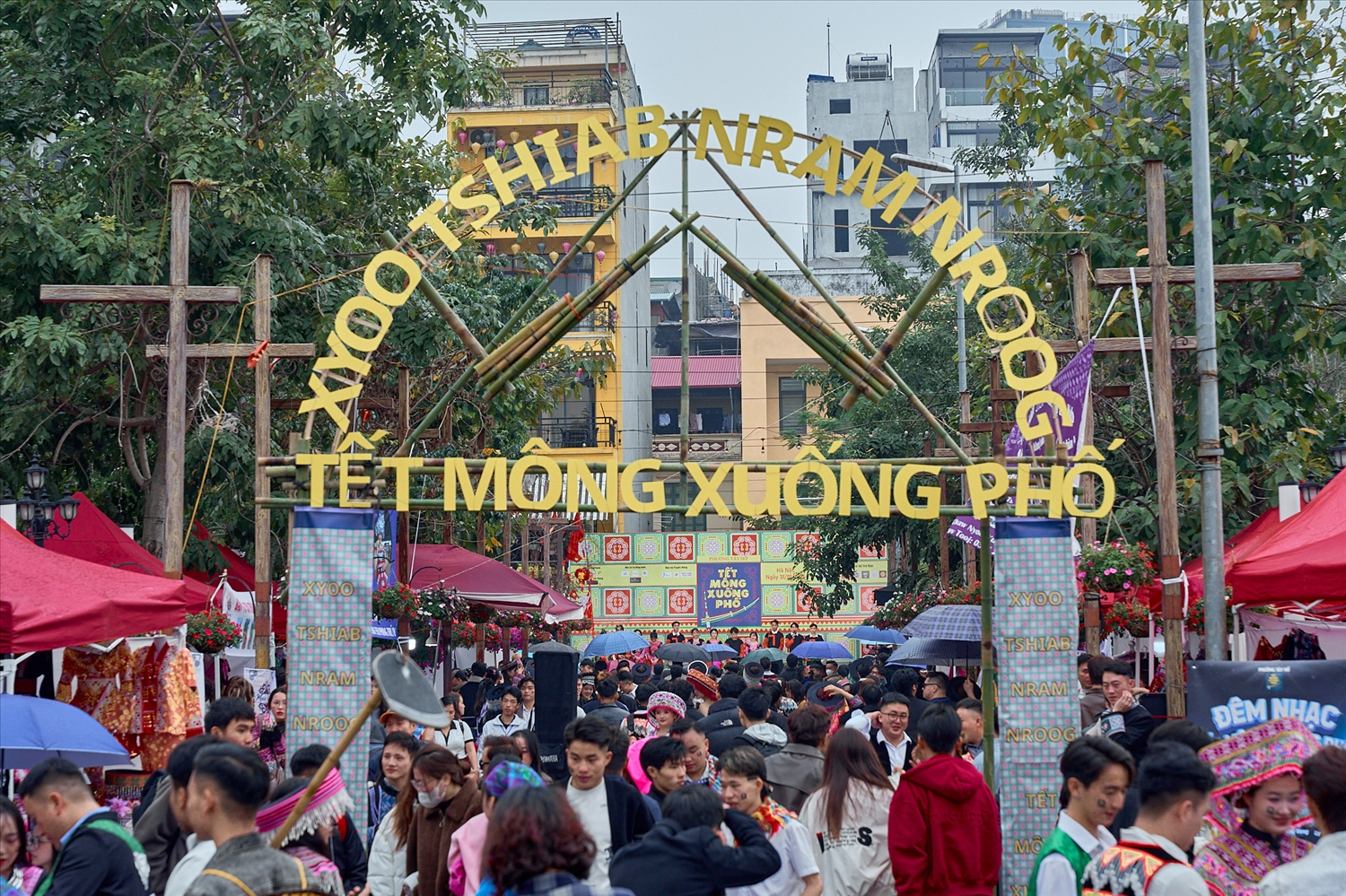 Xyoo Tshiab Nram Nroog - Tết Mông Xuống Phố 2025 được tổ chức tại Không gian văn hóa sáng tạo phố đi bộ Trịnh Công Sơn, phường Tây Hồ, Hà Nội