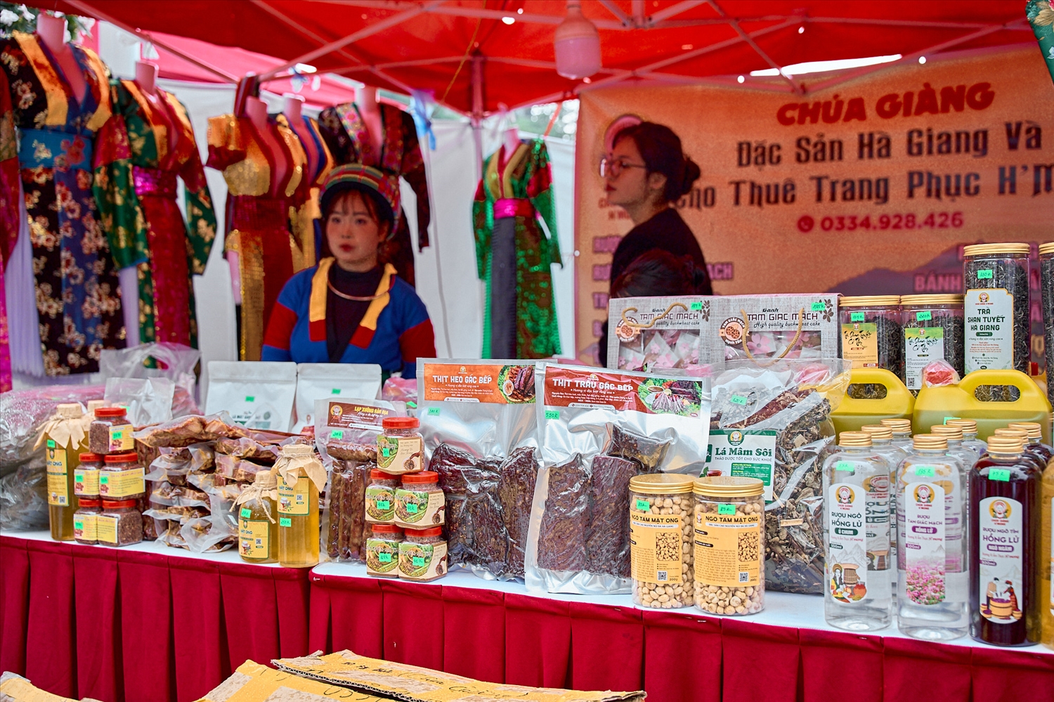 Nhiều sản phẩm vùng DTTS được bày bán tại ngày hội