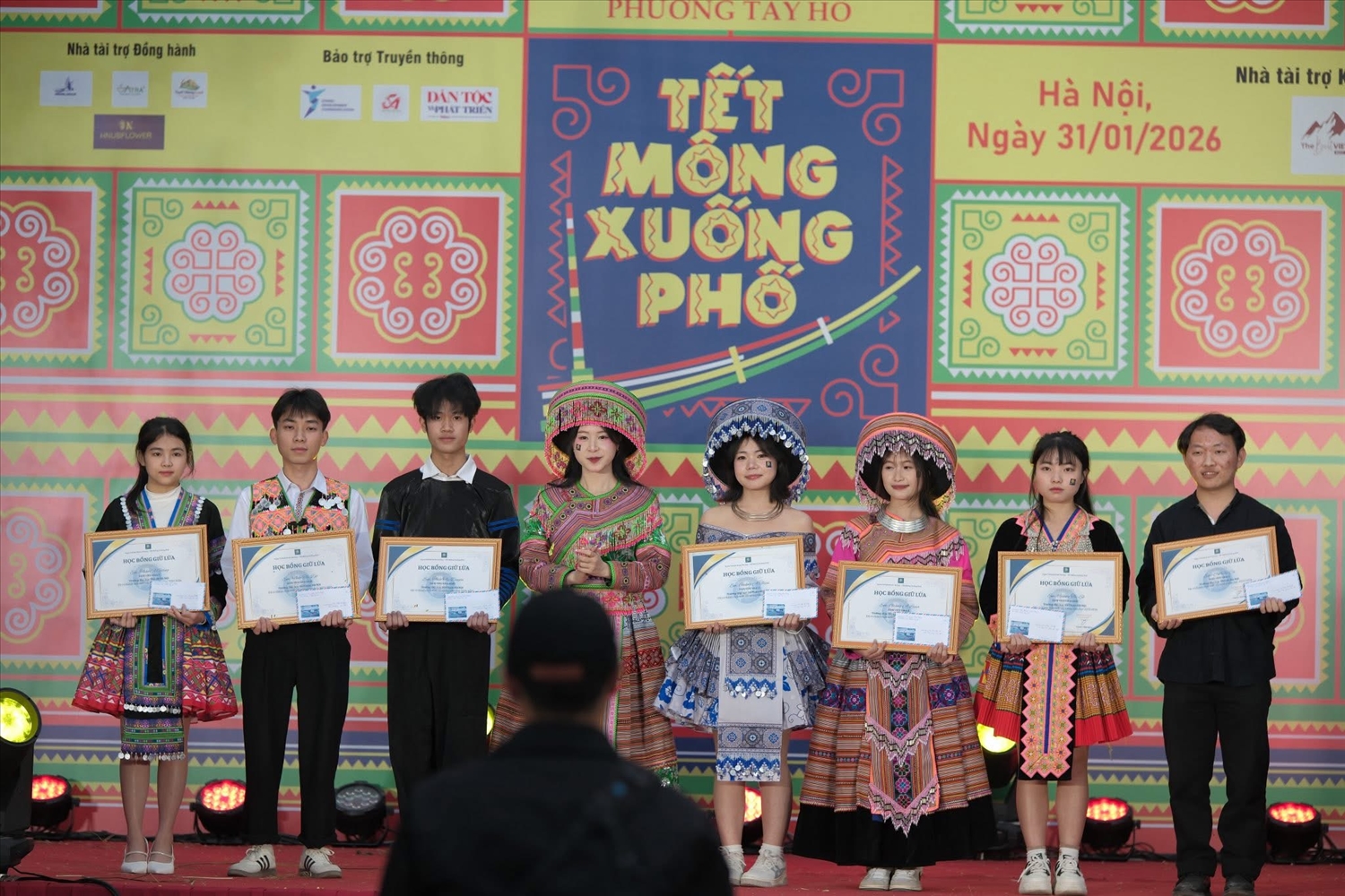 Ban Tổ chức trao Quỹ học bổng ""Giữ Lửa" cho các bạn sinh viên có hoàn cảnh đặc biệt khó khăn