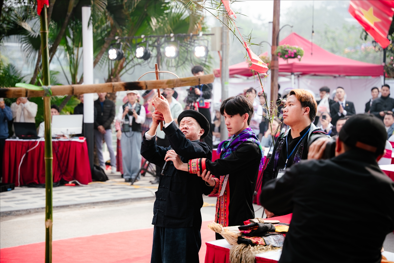 Lễ Gầu Tào được nghệ nhân tú ưu Vàng Chá Thào (Tuyên Quang) tái hiện trang trọng tại ngày hội 
