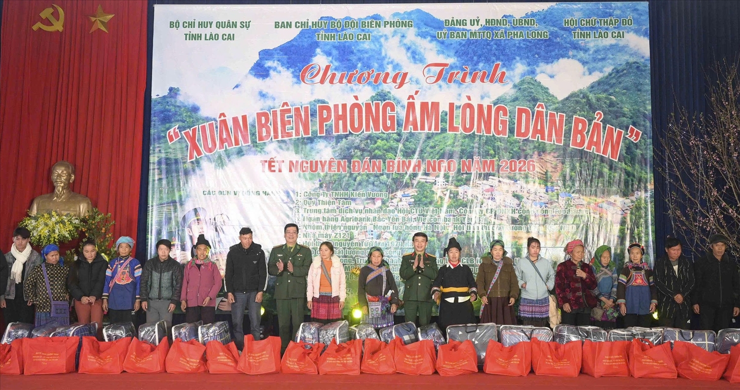 Bộ dội Biên phòng Lào Cai đã trao tặng 5.450 suất quà tết cho gia đình chính sách, hộ nghèo, hộ có hoàn cảnh khó khăn khu vực biên giới (ảnh Trọng Bảo)