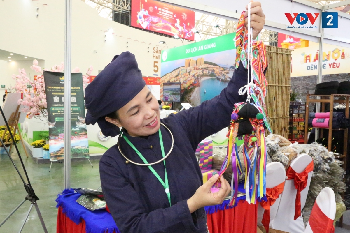 Chị Lý Thị Chiên: Phải biết được các câu chuyện, ý nghĩa, ý niệm mà tổ tiên đã gửi gắm qua từng họa tiết, hoa văn...