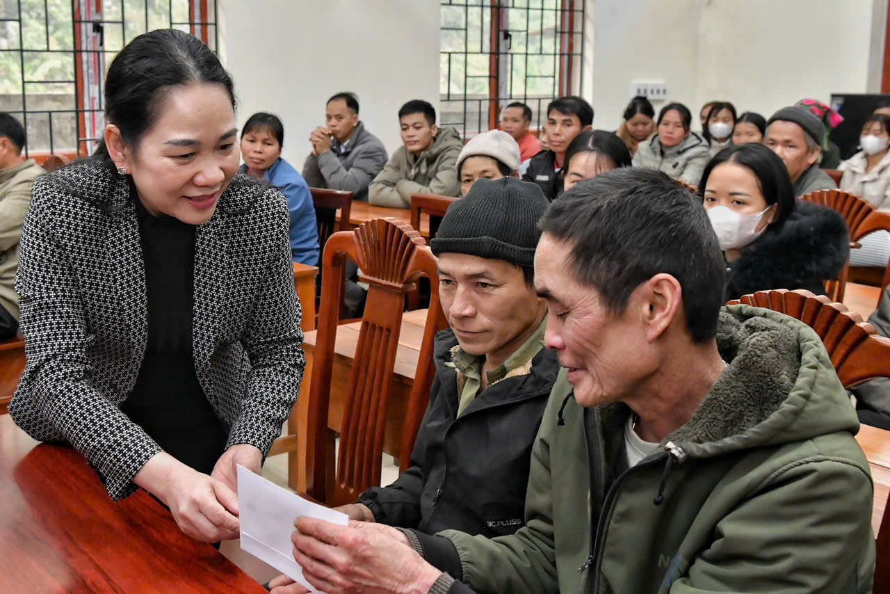 Thứ trưởng Nông Thị Hạ tận tay trao quà cho đồng bào các DTTS 