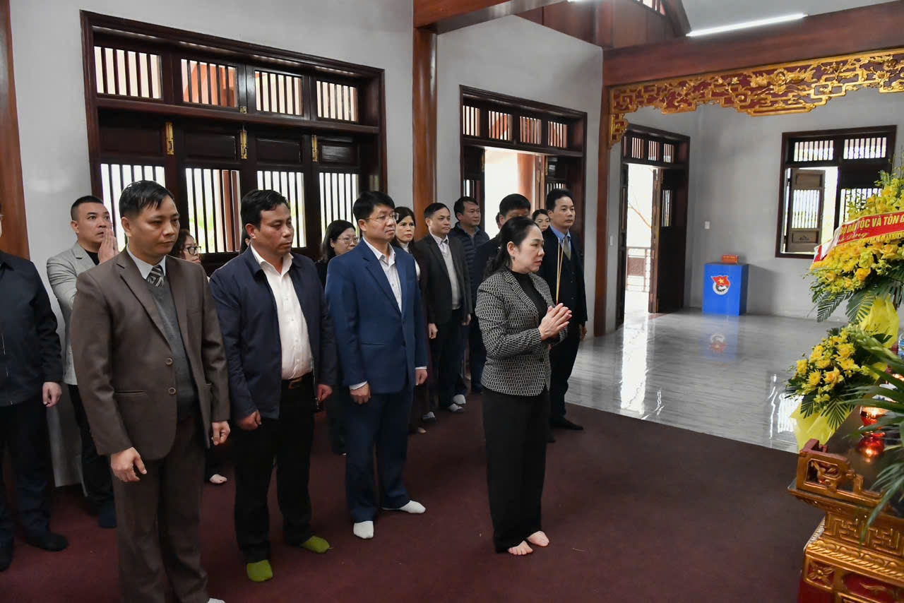 Thứ trưởng Nông Thị Hà cùng đoàn công tác dâng hương tưởng nhớ Chủ tịch Hồ Chí Minh tại Khu di tích lịch sử Nà Tu, xã Cẩm Giàng tỉnh Thái Nguyên