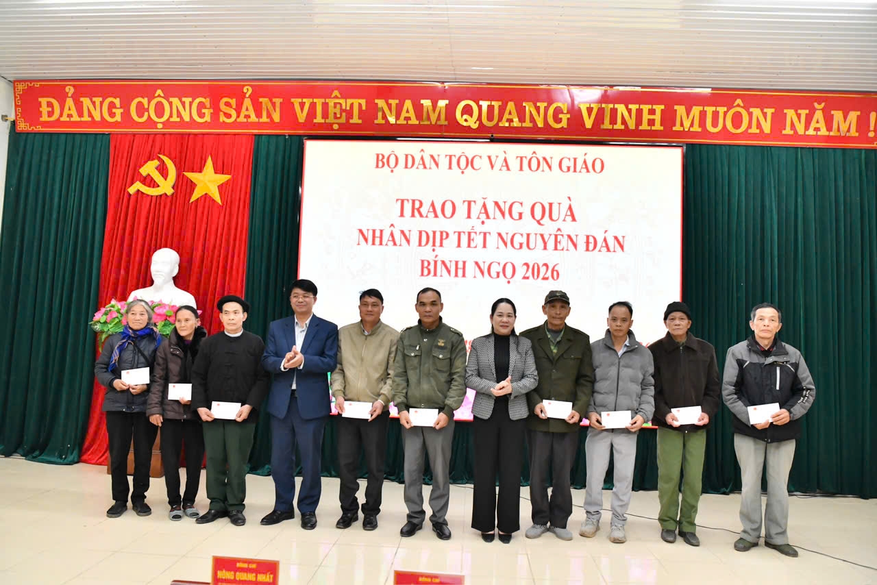 Thứ trưởng Nông Thị Hà và ông Nông Quang Nhất, Phó Chủ tịch UBND tỉnh Thái Nguyên tặng quà cho Người có uy tín xã Vĩnh Thông, tỉnh Thái Nguyên