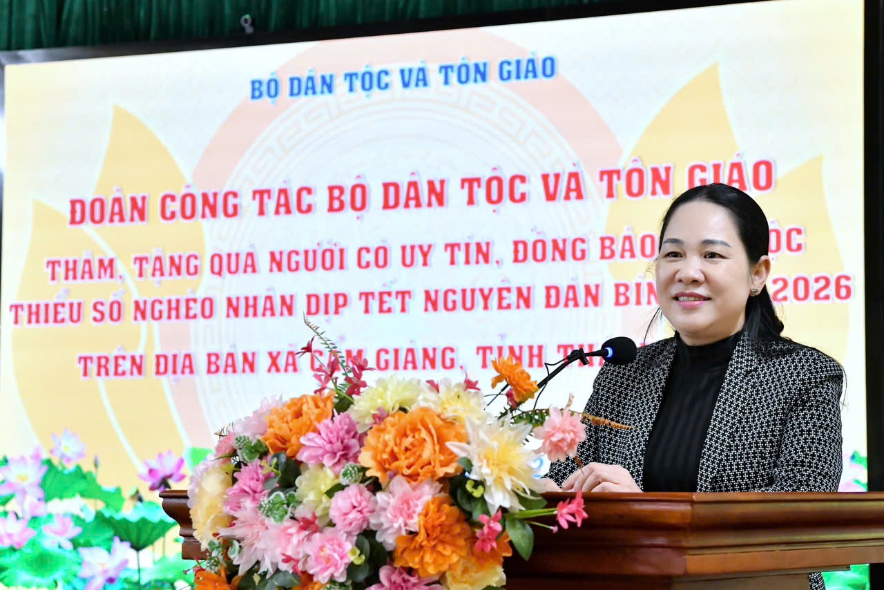 Thứ trưởng Nông Thị Hà chúc Tết đồng bào các DTTS tại UBND xã Cẩm Giàng, tỉnh Thái Nguyên
