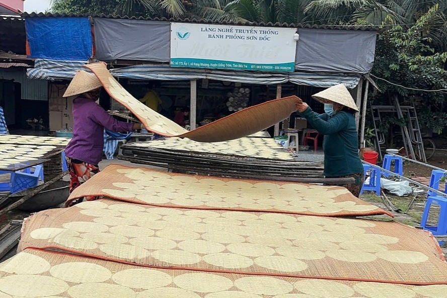 Các cơ sở tại làng nghề bánh phồng Sơn Đốc đang tấp bật sản xuất hàng hóa phục vụ Tết