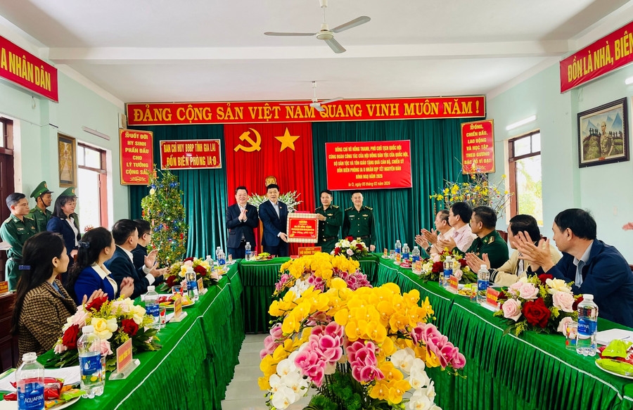 Phó Chủ tịch Quốc hội Vũ Hồng Thanh (thứ 2 từ trái sang) tặng quà cho Đồn Biên phòng Ia O