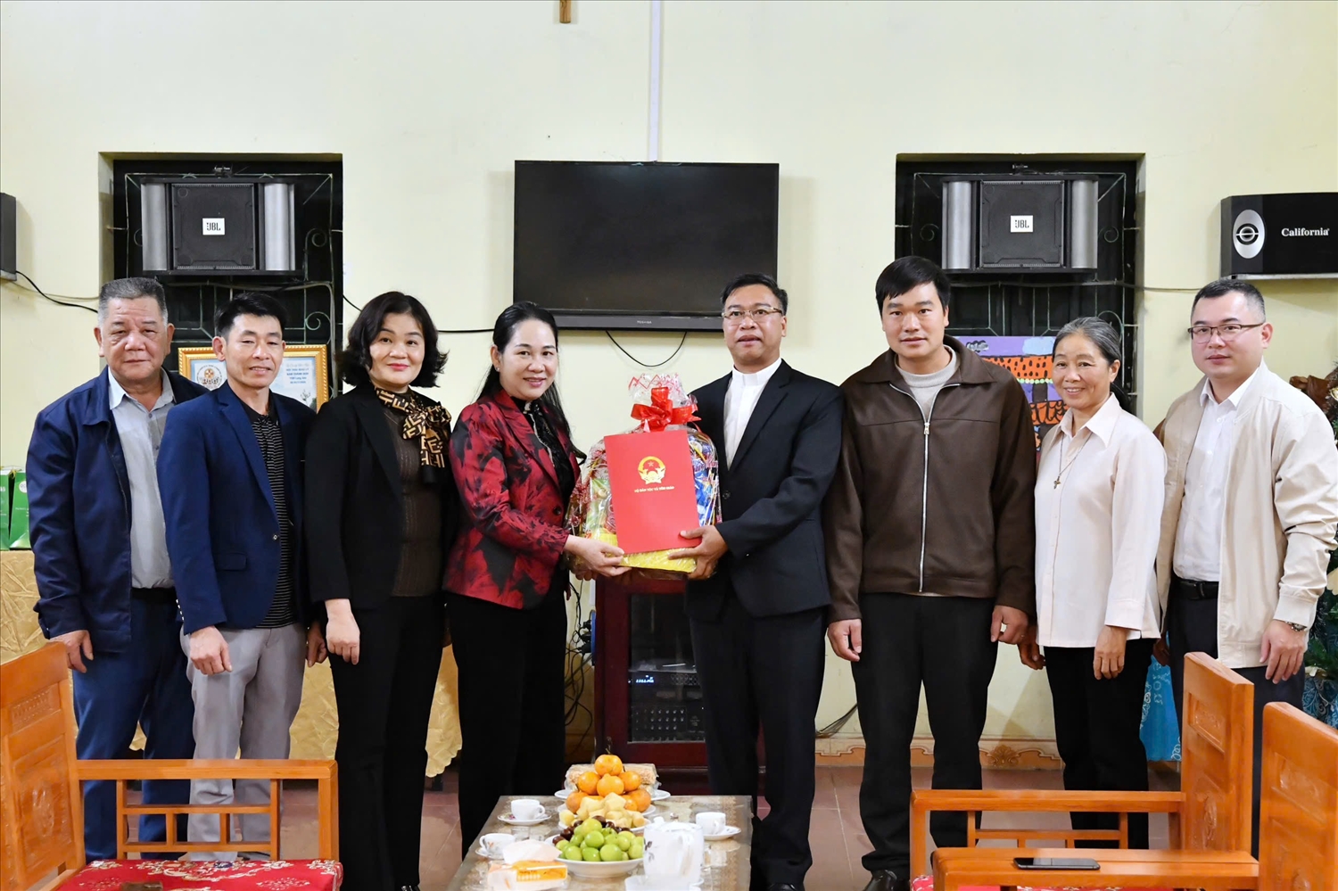 Thứ trưởng Nông Thị Hà và Đoàn công tác tặng quà Giáo xứ Bó Tờ thuộc Giáo phận Lạng Sơn -Cao Bằng