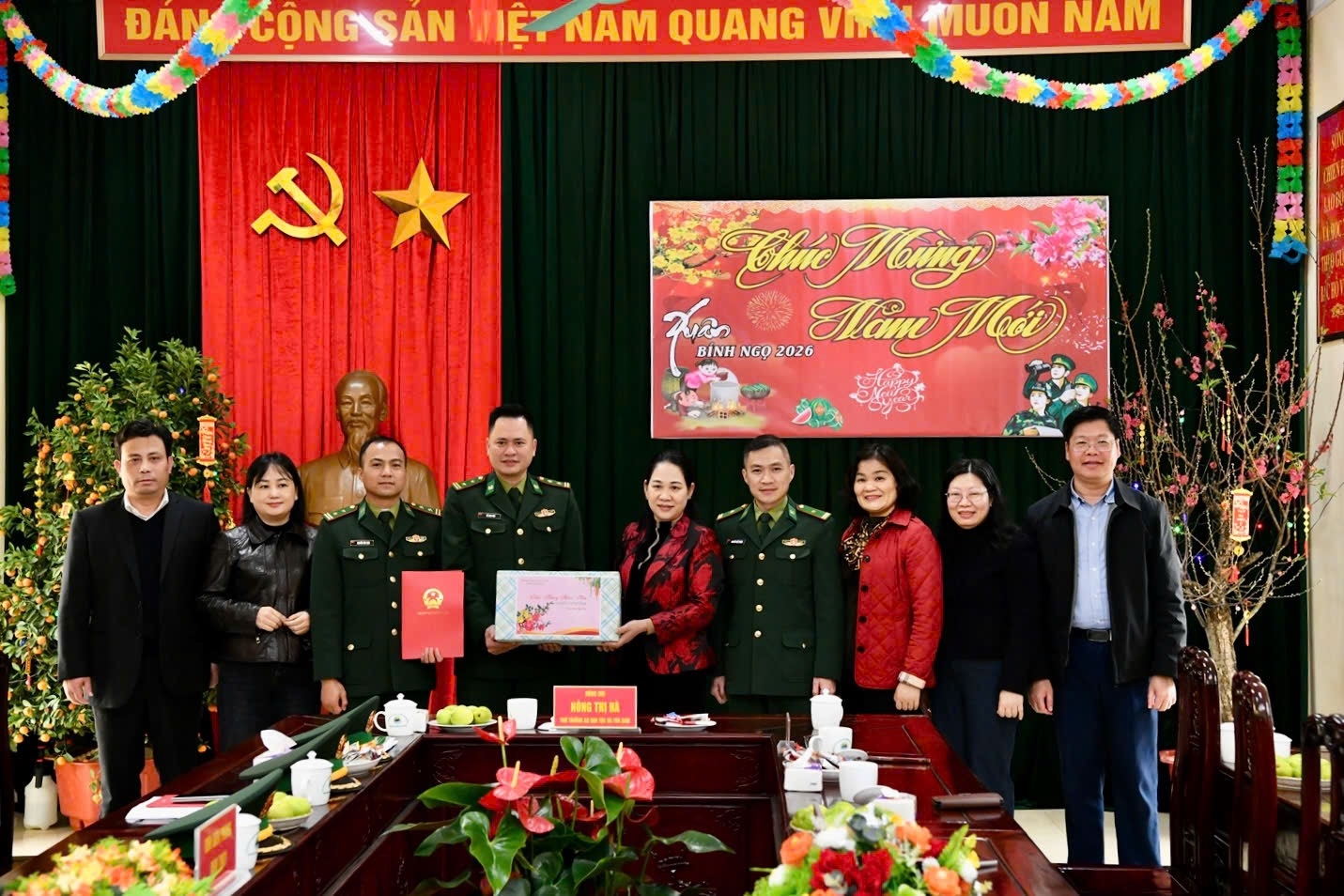 Thứ trưởng Nông Thị Hà và Đoàn công tác tặng quà cho cán bộ chiến sĩ Đồn biên phòng Đàm Thuỷ