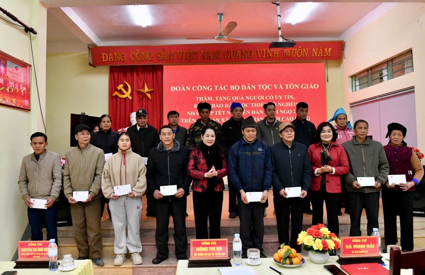 Thứ trưởng Nông Thị Hà tặng quà cho Người có uy tín xã Quang Hán, tỉnh Cao Bằng