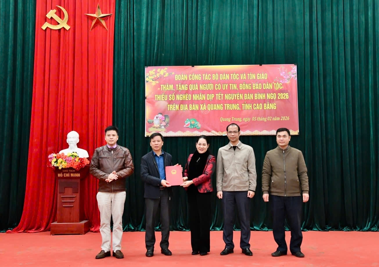 Thứ trưởng Nông Thị Hà tặng quà cho UBND xã Quang Trung, tỉnh Cao Bằng