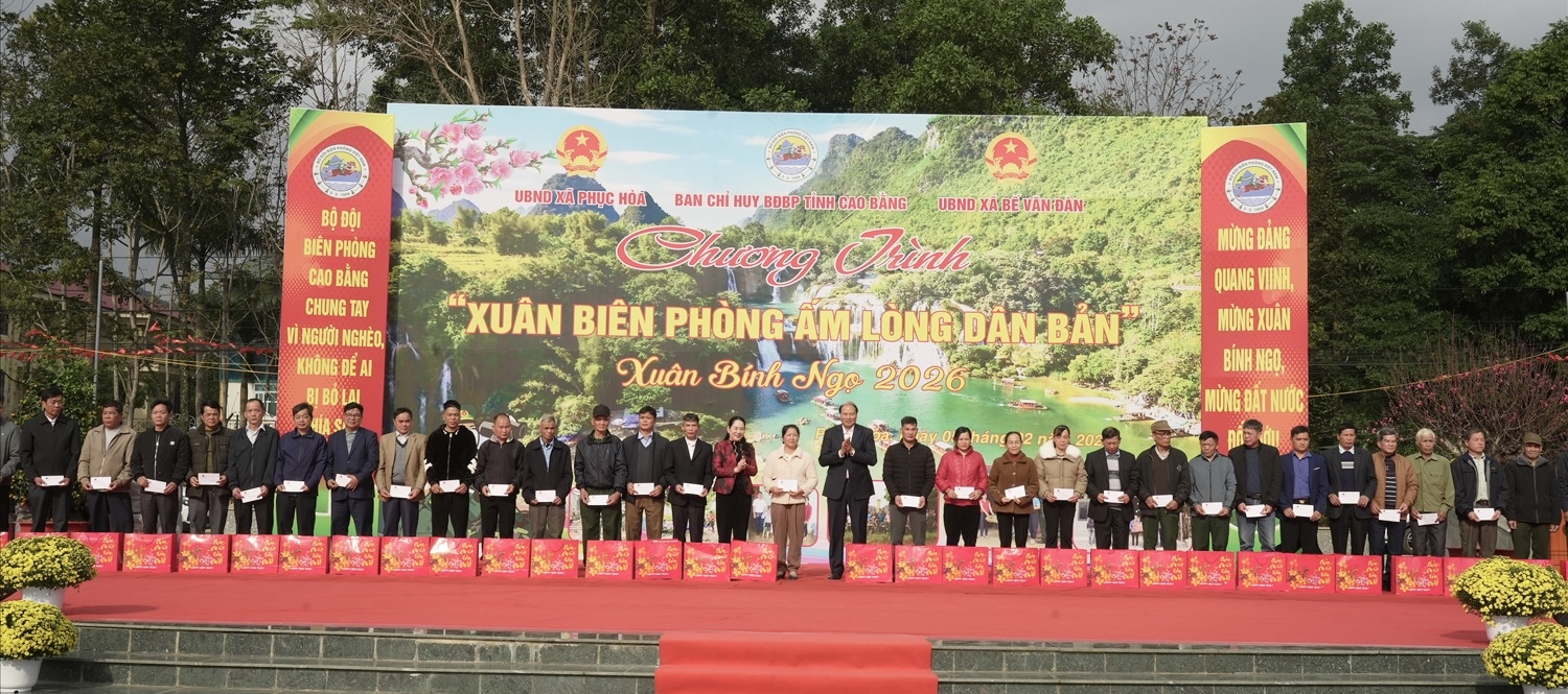 Thứ trưởng Nông Thị Hà cùng Phó Chủ tịch UBND tỉnh Cao Bằng Hoàng Văn Thạch tặng quà cho Người có uy tín tại Chương trình