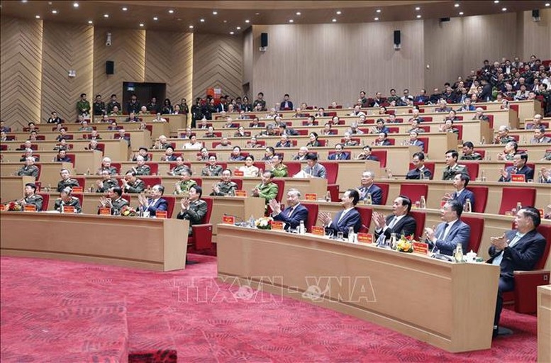 Tổng Bí thư Tô Lâm và các đại biểu tham dự cuộc gặp mặt cán bộ công an cao cấp qua các thời kỳ - Ảnh: TTXVN