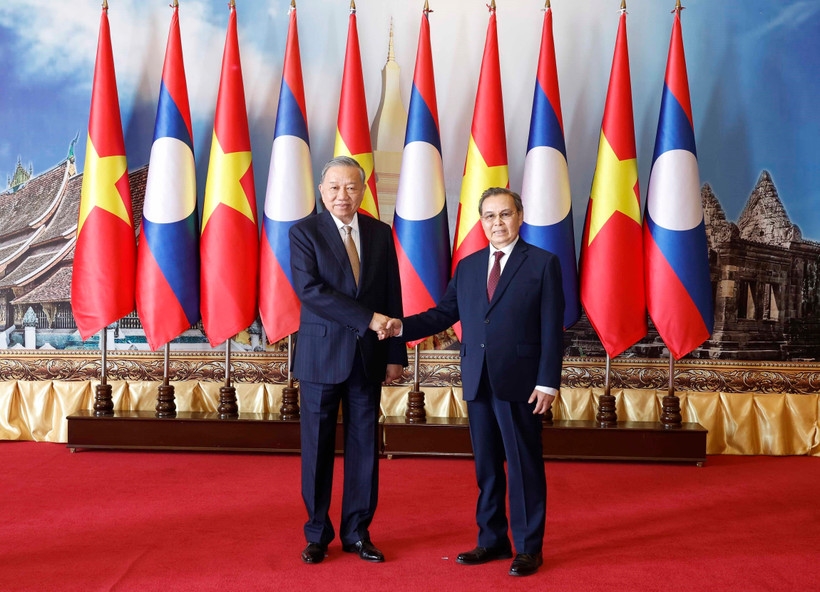 Tổng Bí thư Tô Lâm hội kiến Chủ tịch Quốc hội Lào Saysomphone Phomvihane. (Ảnh: Thống Nhất/TTXVN)