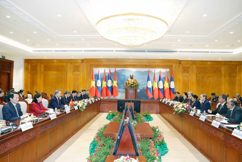 Tổng Bí thư Tô Lâm hội kiến Chủ tịch Quốc hội Lào Saysomphone Phomvihane. (Ảnh: Thống Nhất/TTXVN)