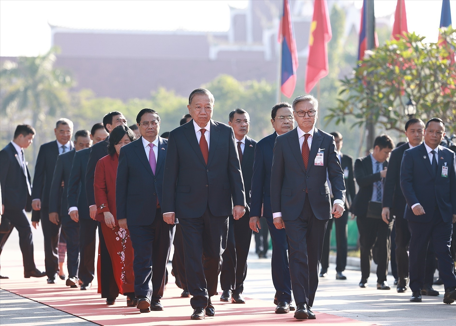 Tổng Bí thư Tô Lâm; Thủ tướng Phạm Minh Chính; Chủ tịch Quốc hội Trần Thanh Mẫn đến đặt vòng hoa tưởng niệm tại Đài tưởng niệm các chiến sĩ vô danh. (Ảnh: Dương Giang/TTXVN)