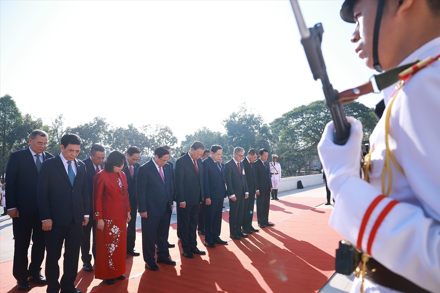 Tổng Bí thư Tô Lâm; Thủ tướng Phạm Minh Chính; Chủ tịch Quốc hội Trần Thanh Mẫn đến đặt vòng hoa tưởng niệm tại Đài tưởng niệm các chiến sĩ vô danh. (Ảnh: Dương Giang/TTXVN)
