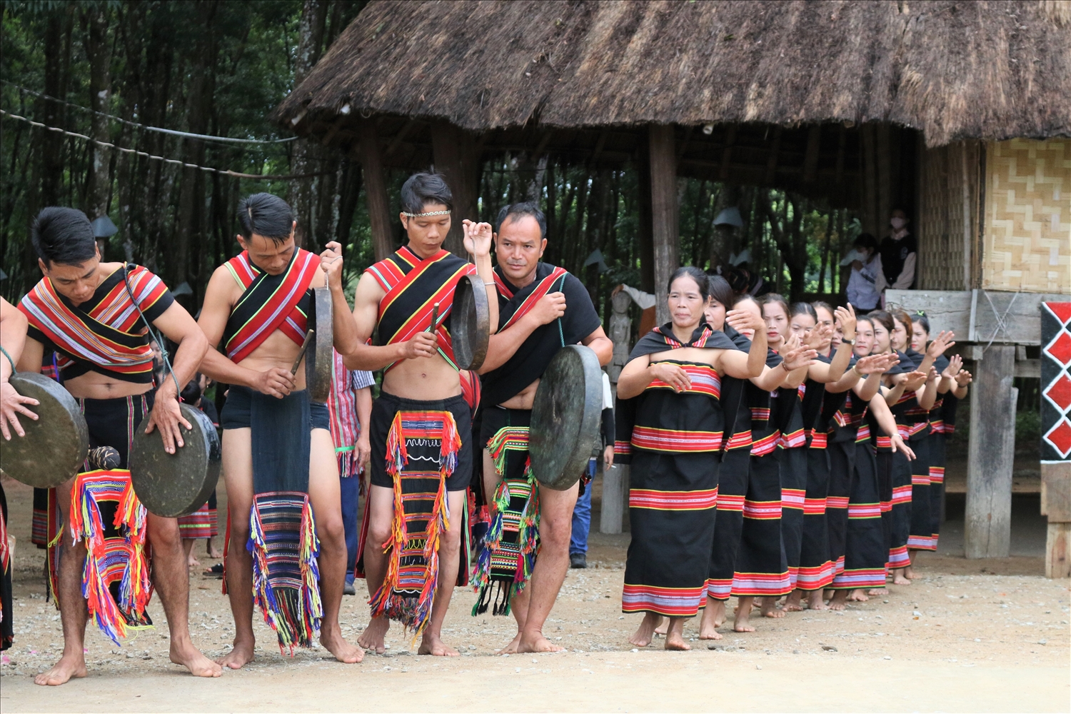 Cuộc sống đã đổi thay, nhưng những giá trị văn hóa truyền thống luôn được đồng bào DTTS sinh sống dọc hai bên bờ sông Pô Kô gìn giữ và phát huy. (Ảnh: Ngọc Chí)
