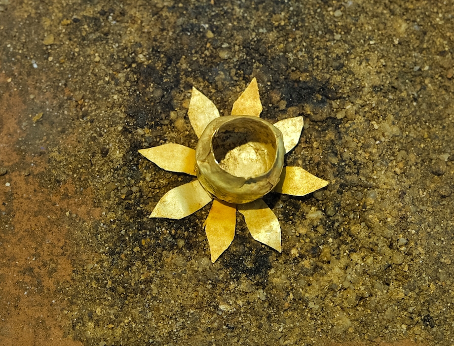 Chiếc bình đặt trên hoa sen 8 cánh và các lá vàng trong Sưu tập đồ thờ bằng vàng được phát hiện tại di tích Chăm An Phú