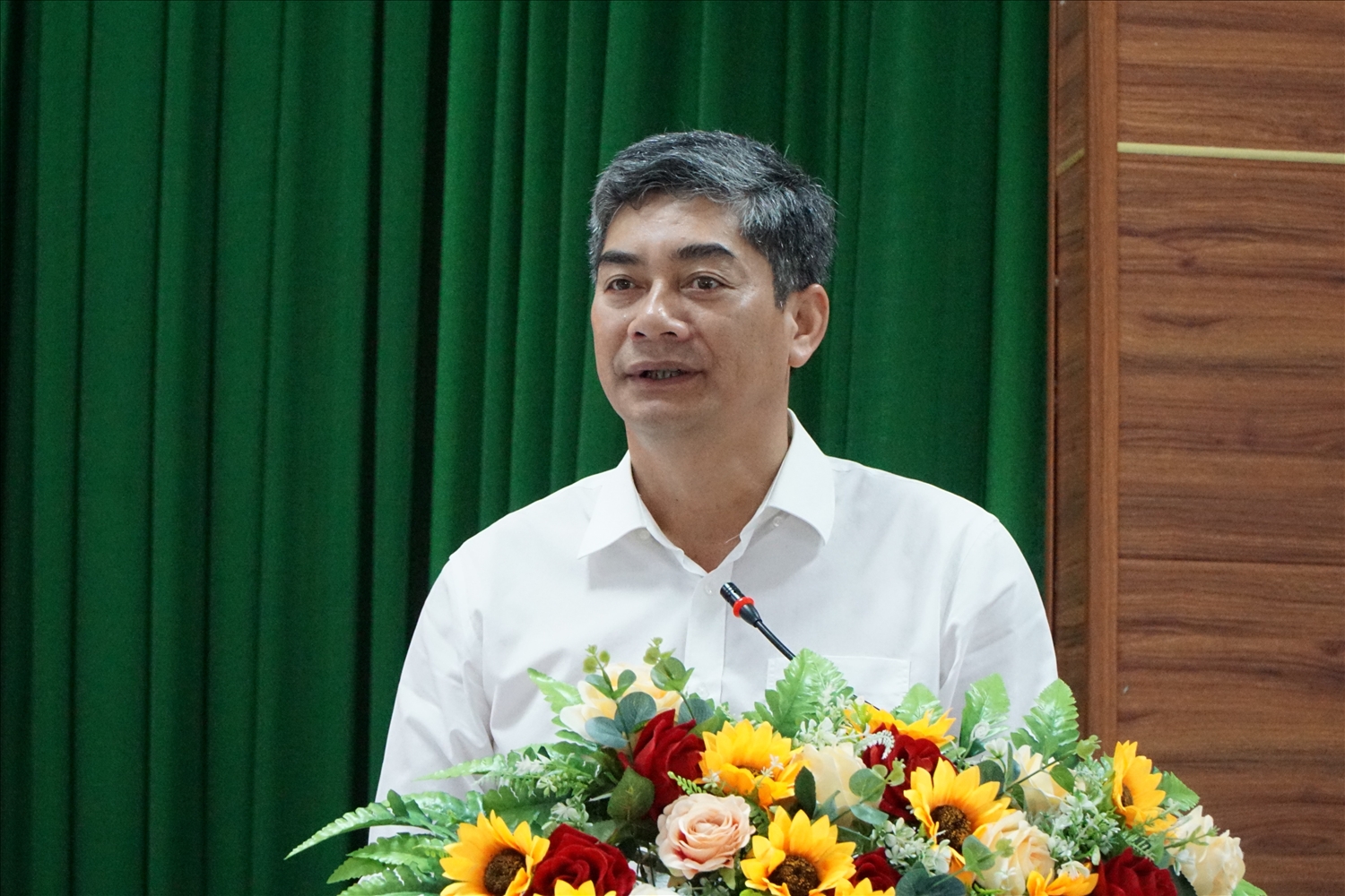 Thứ trưởng Y Vinh Tơr mong muốn cấp ủy, chính quyền và Nhân dân các xã Phú Tâm và Mỹ Hương phát huy truyền thống, đoàn kết xây dựng quê hương