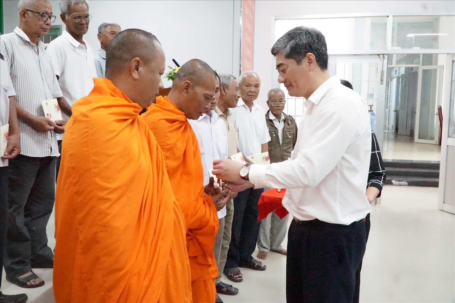 Thứ trưởng Y Vinh Tơr mong muốn Người có uy tín tiếp tục phát huy vai trò nòng cốt, gương mẫu ở cơ sở