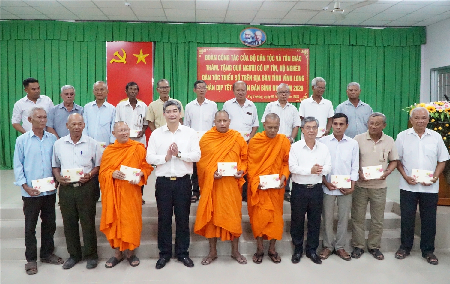 Thứ trưởng Y Vinh Tơr cùng Phó Chủ tịch UBND tỉnh Vĩnh Long Châu Văn Hòa trao quà cho Người có uy tín tại xã Nhị Tường