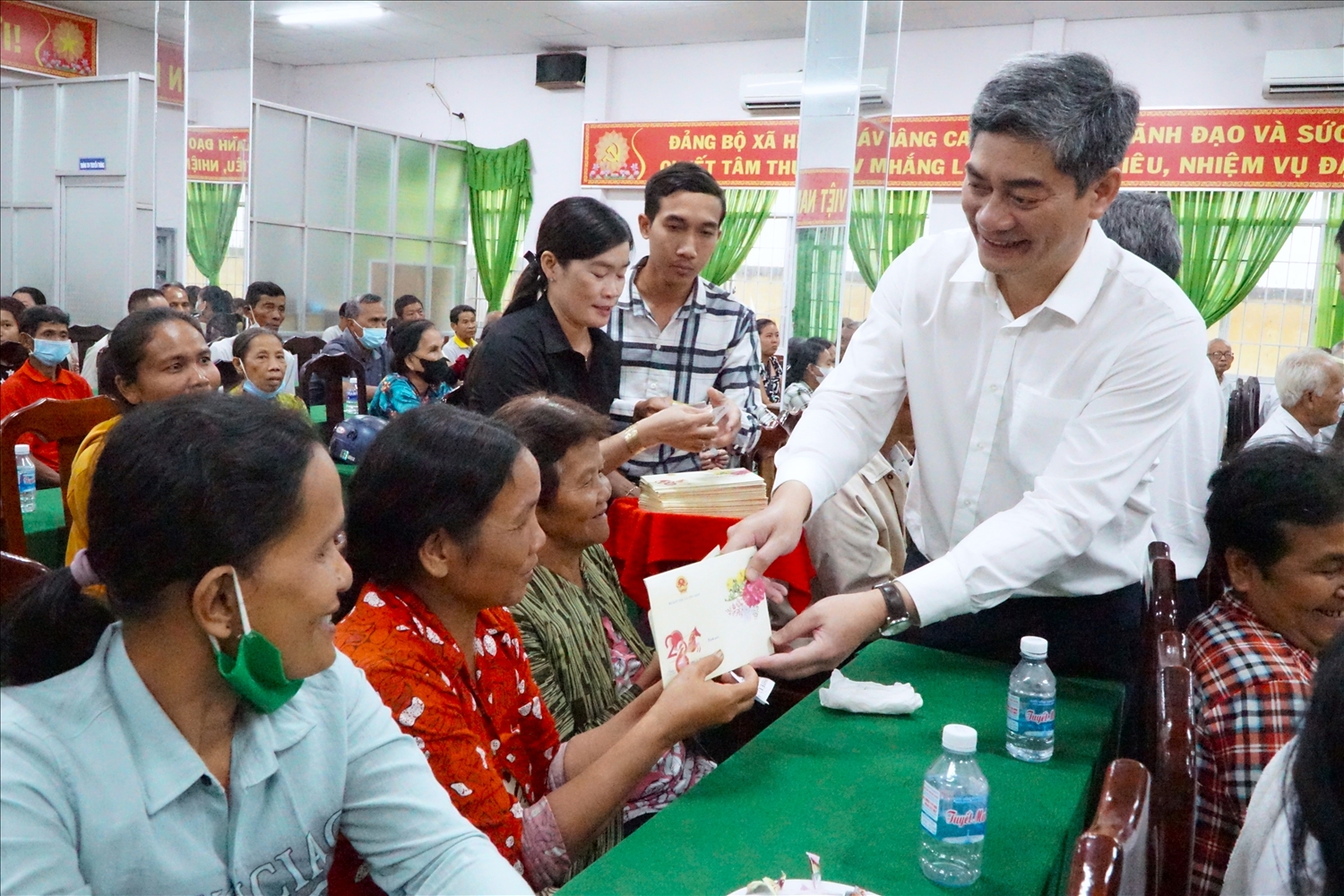 Trao quà cho các hộ đồng bào DTTS nghèo, Thứ trưởng Y Vinh Tơr mong muốn bà con nỗ lực vươn lên