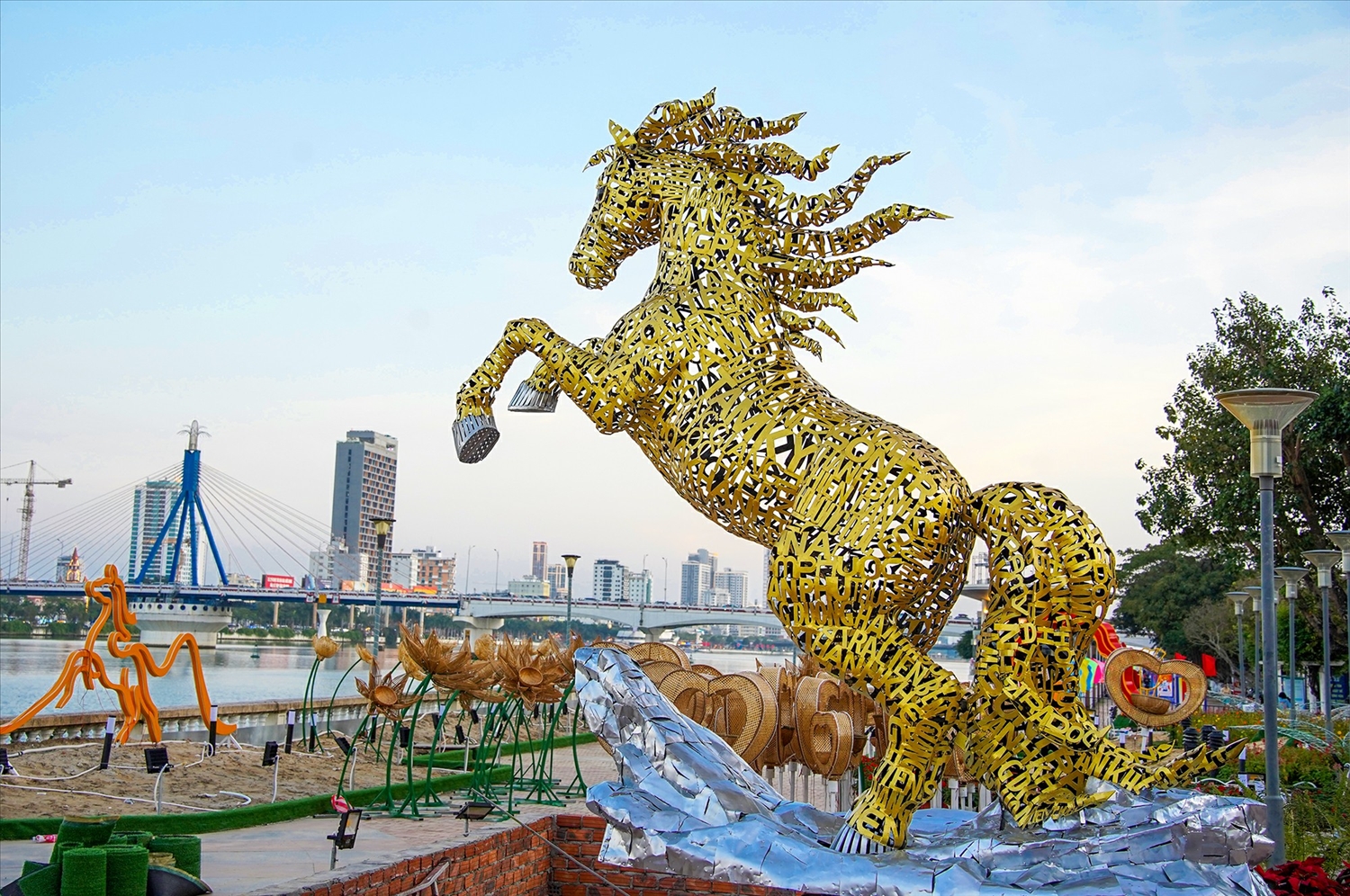 Linh vật ngựa kim mã hợp nhất được đặt ở gần cầu sông Hàn, phường Hải Châu. (Ảnh ĐN)