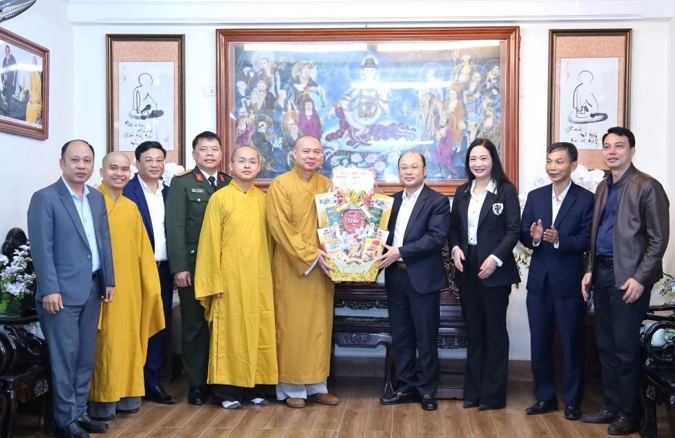 Ông Cao Văn Cường, Phó Chủ tịch UBND tỉnh và đại diện các sở, ngành chúc Tết Thượng tọa Thích Tâm Đức, chứng minh Ban Trị sự Giáo hội Phật giáo tỉnh Thanh Hóa, trụ trì chùa Thanh Hà và các tăng ni, phật tử.(ảnh Minh Hằng)
