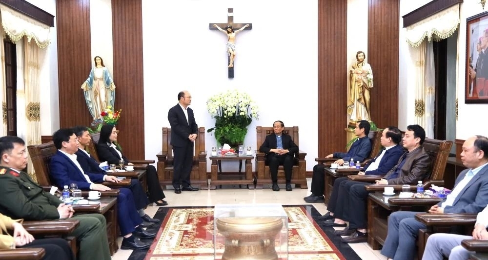 Phó Chủ tịch UBND tỉnh Cao Văn Cường chúc Tết Giám mục Nguyễn Đức Cường, các linh mục, tu sĩ và đồng bào Công giáo tỉnh Thanh Hóa. .(ảnh Minh Hằng)