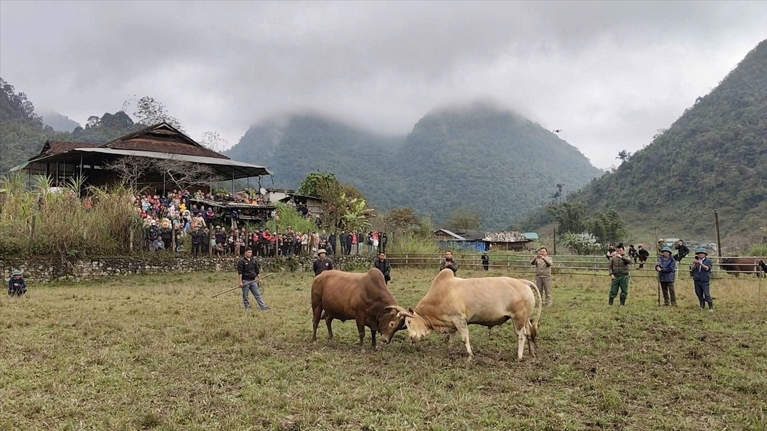 Những màn đối đầu không khoan nhượng đã phô diễn sức mạnh của các cặp đấu (Ảnh: Phạm Tiến)