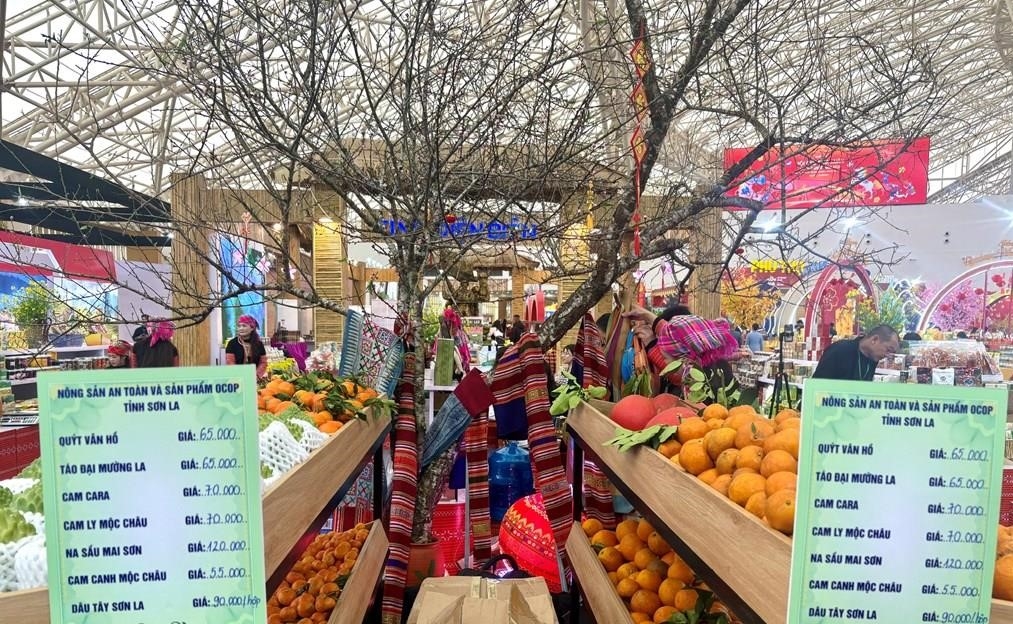 Tỉnh Sơn La mang đến Hội chợ mùa Xuân không gian trưng bày đậm sắc xuân Tây Bắc (Ảnh MH)